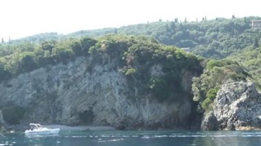 bir tekne ile uzun liapades Cennet plaj Korfu Adası (Yunanistan) sürüş. Tebeşir cliff Tortul kayalar.