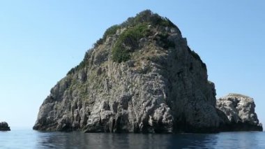 Korfu Adası (Yunanistan), Vrachonisida Kolyviri ada etrafında tekne ile sürüş. deniz kuşları ve tortul cliff. Avrupa kum martin kuş kolonisi.