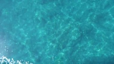 Cennet plaj derin su cliff Korfu Adası (Yunanistan bakarak bir teknesi ile sürüş)