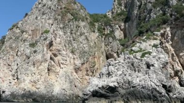 bir tekne ile uzun liapades Cennet plaj Korfu Adası (Yunanistan) sürüş. Tebeşir cliff Tortul kayalar.