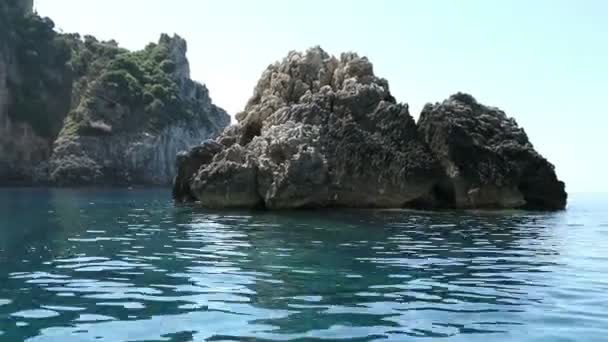 jízda s lodí dlouhá rajská pláž liapades na ostrově Korfu (Řecko). Sedimentární hornina skály křídové horniny.