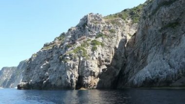 bir tekne ile uzun liapades Cennet plaj Korfu Adası (Yunanistan) sürüş. Tebeşir cliff Tortul kayalar.