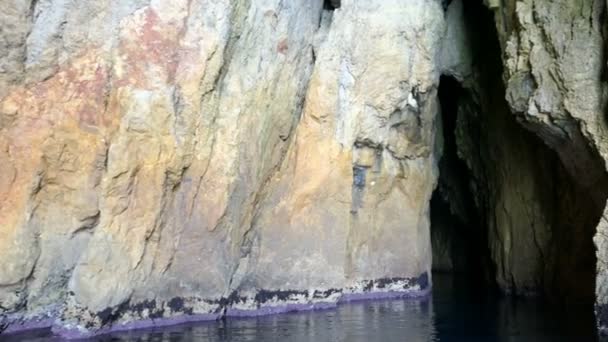 コルフ島で楽園ビーチ周辺の洞窟内の表示します ギリシャ — ストック動画