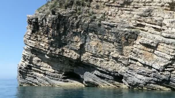 コルフ島 ギリシャ Liapades の楽園ビーチの長いボートの運転 チョーク岩の堆積岩の崖 — ストック動画