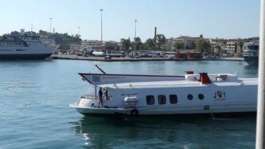 Corfu Town, Corfu / Yunanistan 29 Mayıs 2018: Harbor Corfu town Korfu Adası (Yunanistan) adlı tekne ve Arnavutluk, Paxos ve Antipaxos günlük geziler için gidiş gemi ile.
