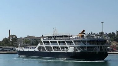 Corfu Town, Corfu / Yunanistan 29 Mayıs 2018: Harbor Corfu town Korfu Adası (Yunanistan) adlı tekne ve Arnavutluk, Paxos ve Antipaxos günlük geziler için gidiş gemi ile.