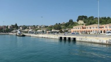 Corfu Town, Corfu / Yunanistan 29 Mayıs 2018: Harbor Corfu town Korfu Adası (Yunanistan) adlı tekne ve Arnavutluk, Paxos ve Antipaxos günlük geziler için gidiş gemi ile.