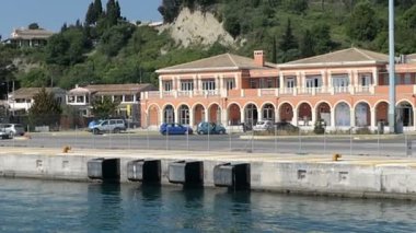 Corfu Town, Corfu / Yunanistan 29 Mayıs 2018: Harbor Corfu town Korfu Adası (Yunanistan) adlı tekne ve Arnavutluk, Paxos ve Antipaxos günlük geziler için gidiş gemi ile.