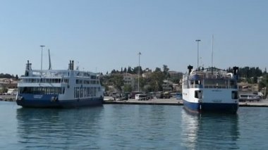 Corfu Town, Corfu / Yunanistan 29 Mayıs 2018: Harbor Corfu town Korfu Adası (Yunanistan) adlı tekne ve Arnavutluk, Paxos ve Antipaxos günlük geziler için gidiş gemi ile.