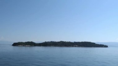Vido Isle Corfu Town (Yunanistan), bir teknenin önünde tarafından geçen. Sırp halkının önemli Isle.