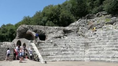 Buthrotum, Vlora / Arnavutluk 29 Mayıs 2018: Buthrotum (Arnavutluk) Roma ve Venedik zaman içinde amfitiyatro kalıntıları ziyaret insanlar. Arkeolojik park. Olarak da bilinen Butrint ve Butrinti.