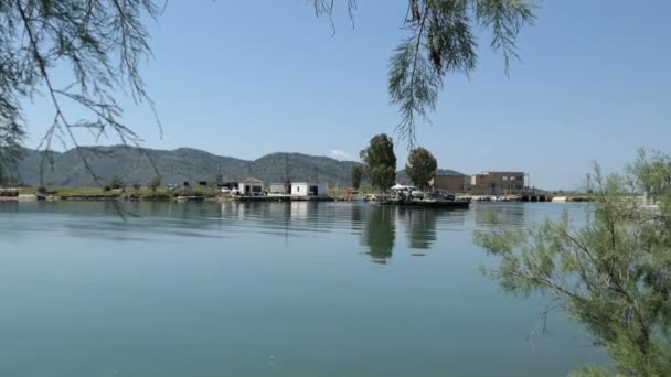 Buthrotum Vlora Albania Mayo 2018 Transbordador Automóviles Sencillo Que Cruza — Vídeo de stock