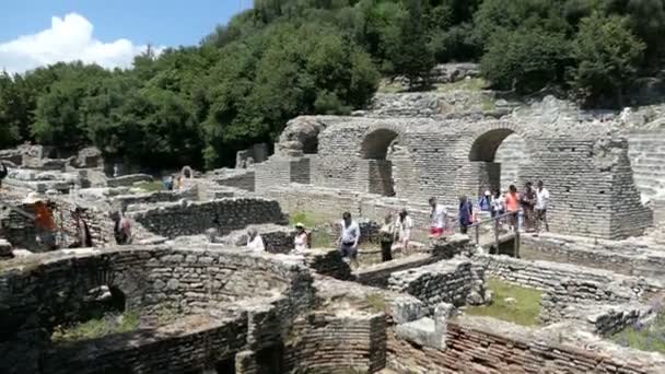 Buthrotum Vlora アルバニア 2018 ローマとヴェネツィア時間の Buthrotum アルバニア の遺跡を訪れる人々 考古学的な公園 Butrint — ストック動画