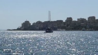 Geminin Saranda (Arnavutluk) cityscape önünde. Balkan riviera.
