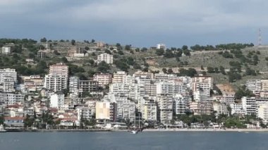 Saranda, Vlor ilçe / Arnavutluk 29 Mayıs 2018: Cityscape ve sahil şeridi Saranda (Arnavutluk) tarafından geçen. İnsanlar plaj ve sahil boyunca mağazaları mesire.