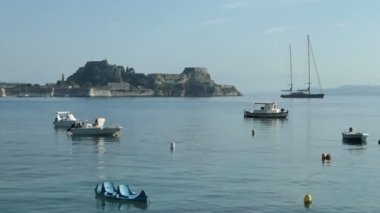 Corfu town, Corfu / Yunanistan 31 Mayıs 2018: küçük tekneler ve gemiler Corfu liman beldesi. Arka planda eski Kalesi.