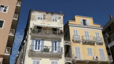Cityscape Corfu Town (Yunanistan). Geleneksel evleri ve çatılarda uçan swift.