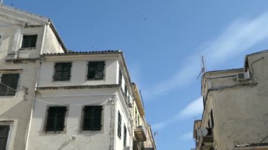 Corfu town, Corfu / Yunanistan 31 Mayıs 2018: Corfu Town (Yunanistan) eski kasaba parçası gezi tur üzerinde yürüyen insanlar grubu. Küçük sokakları ve bar ve mağaza başından beri ile geleneksel evleri.