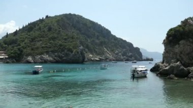 Paleaokastritsa, Corfu / Yunanistan 31 Mayıs 2018: turist tekneleri Körfezi, Paleokastritsa, Korfu Adası (Yunanistan) geliyor. Peyzaj ve turistik spot.