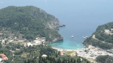 Lakones havadan görünümden aşağı şehir ve bay Paleokastritsa ve Paradise beach adlı Liapades (Corfu Island, Yunanistan). 