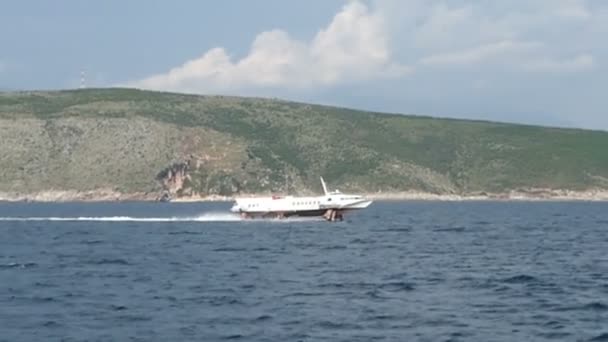 Saranda Vlor Län Albanien Maj 2018 Bärplansbåt Passerar Genom Pälsen — Stockvideo