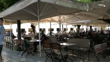 Corfu town, Corfu / Yunanistan 01 Haziran 2018: Cityscape, Corfu Town (Yunanistan) geleneksel evleri ve sokakları ile. İnsanlar, geçen restoranlar ve mağazalar tarafından.