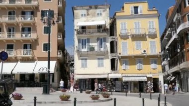 Corfu town, Corfu / Yunanistan 01 Haziran 2018: Cityscape, Corfu Town (Yunanistan) geleneksel evleri ve sokakları ile. İnsanlar, geçen restoranlar ve mağazalar tarafından.