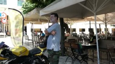 Corfu town, Corfu / Yunanistan 01 Haziran 2018: Cityscape, Corfu Town (Yunanistan) geleneksel evleri ve sokakları ile. İnsanlar, geçen restoranlar ve mağazalar tarafından.