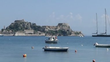 Corfu town, Corfu / Yunanistan 01 Haziran 2018: küçük tekneler ve gemiler ile liman Corfu town (Yunanistan). Arka planda eski Kalesi.