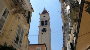 Corfu town, Corfu / Yunanistan 01 Haziran 2018: Corfu town (Yunanistan) eski kasaba parçası onun küçük mağaza ile yürüyüş insanlar. ebabiller çan kulesi, Aziz Spyridon Kilisesi çevresinde uçan.