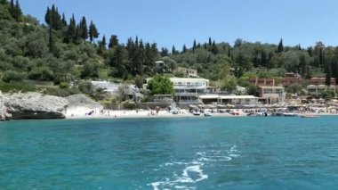 Liapades, Corfu / Yunanistan 03 Haziran 2018: Liapades Bay (Corfu Island, Yunanistan) bir teknesi ile sürüş. Cennet plaj. İnsanlar sahilde.