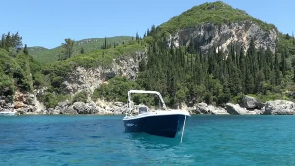 Liapaden, Korfu / Griechenland 3. Juni 2018: Bootsfahrt in der Liapadenbucht (Insel Korfu, Griechenland). Paradiesstrand.