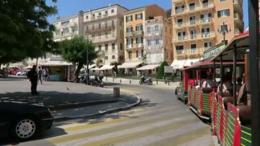 Corfu town, Corfu / Yunanistan 01 Haziran 2018: Cityscape, Corfu Town (Yunanistan) geleneksel evleri ve sokakları ile. Restoranlar ve mağazalar tarafından geçen bir şehir tren, sürüş.