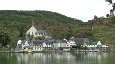 Cityscape Moselle Nehri (Almanya), Beilstein köyü. üzüm bağları ve orman çevrili.
