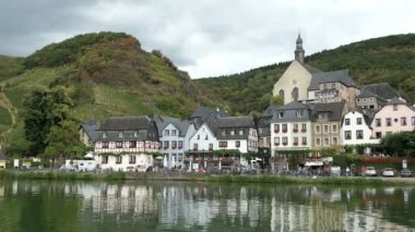 Beilstein, Rheinland-Pfalz / Almanya 20 Ağustos 2018: cityscape Moselle Nehri (Almanya), Beilstein köyü. moselle Nehri üzerinde bir feribot tekne ile sürüş. 