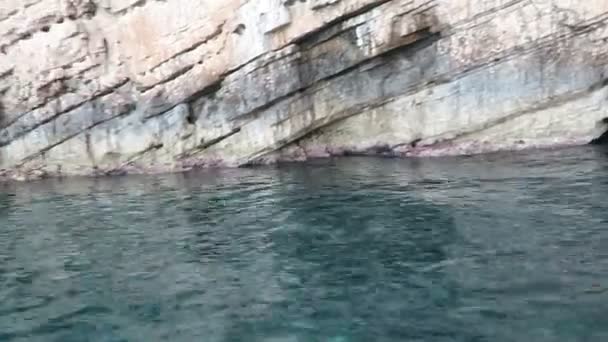 Barco Pasando Tiza Roca Acantilado Cueva Formación Arenisca Isla Corfú — Vídeos de Stock