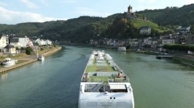 Cochem, Rheinland-Pfalz / Almanya 21 Ağustos 2018: Moselle Nehri şehrin Cochem geçen Gemi Cruise. Cityscape ve mesire.
