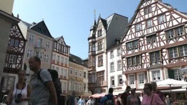 Bir Bernkastel-Kues, Rheinland-Pfalz / Almanya 22 Ağustos 2018: insanlar şehir Bernkastel-Kues kendi tarihi ile yarı ahşap evleri (Almanya). Yaz saati.