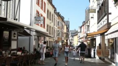 Bir Bernkastel-Kues, Rheinland-Pfalz / Almanya 22 Ağustos 2018: insanlar şehir Bernkastel-Kues kendi tarihi ile yarı ahşap evleri (Almanya). Yaz saati.