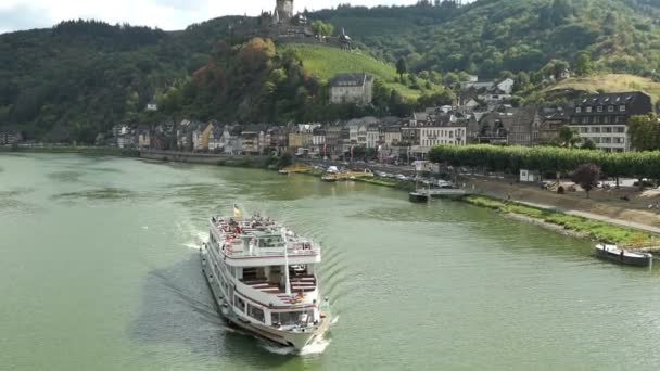 Cochem Rhineland Palatinate Tyskland Augusti 2018 Kryssningsfartyg Passerar Mosel Floden — Stockvideo