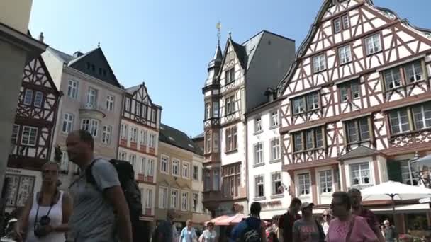 ベルンカステル クース ラインラント プファルツ州 ドイツ 2018 ドイツ 住宅を市の持つベルンカステル クースの歴史的木組みの家を歩く人々 夏の時間 — ストック動画