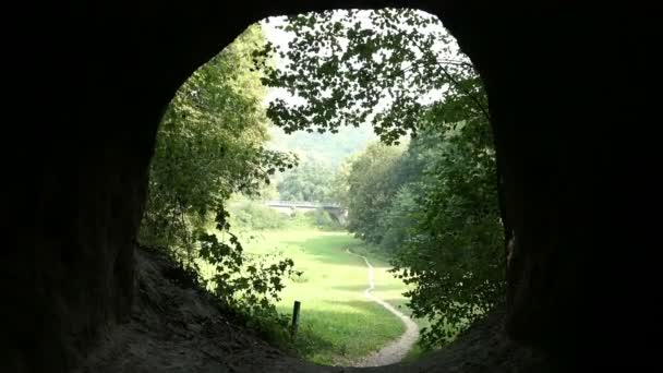 Een Bezoek Aan Grotten Van Tras Van Brohltal Vallei Regio — Stockvideo