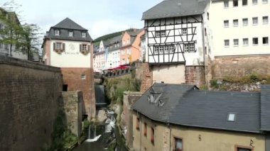 Saarburg, Rheinland-Pfalz / Almanya 24 Ağustos 2018: tarihi eski şehir bölümü ve Leuk Nehri ile Cityscape, şehrin eski değirmenler doğru akan Saarburg.