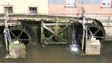Saarburg Cityscape tarihi eski şehir bölümü ve Leuk şehrin eski değirmenler doğru akan nehir.
