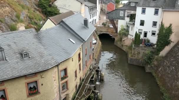 Saarburg 的城市风貌与历史古城部分和 Leuk 河向古磨坊流入城市 — 图库视频影像