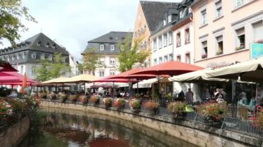 Saarburg, Rheinland-Pfalz / Almanya 24 Ağustos 2018: tarihi eski şehir bölümü ve Leuk Nehri ile Cityscape, şehrin eski değirmenler doğru akan Saarburg. Bar ve restoran uzun kanal oturan insanlar.