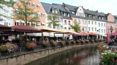 Saarburg, Rheinland-Pfalz / Almanya 24 Ağustos 2018: tarihi eski şehir bölümü ve Leuk Nehri ile Cityscape, şehrin eski değirmenler doğru akan Saarburg. Bar ve restoran uzun kanal oturan insanlar.
