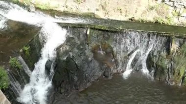 Saarburg Cityscape tarihi eski şehir bölümü ve Leuk şehrin eski değirmenler doğru akan nehir.