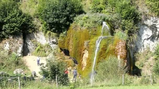 Nadrenia Palatynat Niemcy Sierpień 2018 Osoby Odwiedzające Trawertyn Wodospad Dreinmuehlen — Wideo stockowe