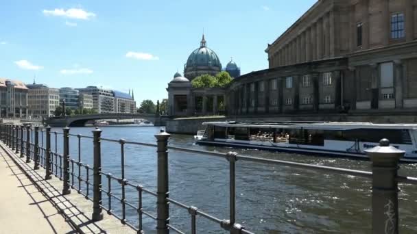 Berlín Berlín Německo Července 2018 Turistická Loď Řeky Sprévy Berlíně — Stock video